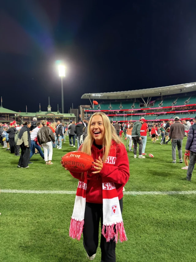 Trying out my new career.. 🏈😂

Sad to be missing my first @sydneyswans home game of the season tonight 🥺 so here’s a little throwback to us getting onto the field after one of the games a few weeks ago 🤭